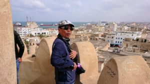 チュニジアのスースの街の旧市街で自由時間にリバトの頂上に登る