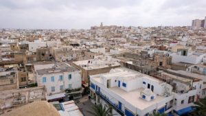 チュニジアのスースの街の旧市街で自由時間にリバトの頂上に登る3