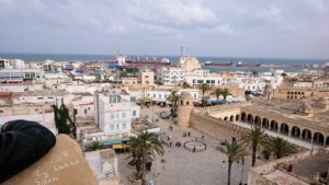 チュニジアのスースの街の旧市街で自由時間にリバトの頂上に登る4