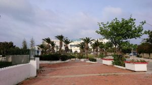 チュニジアのポートエルカンタウィのマリーナ付近からバスに戻る6