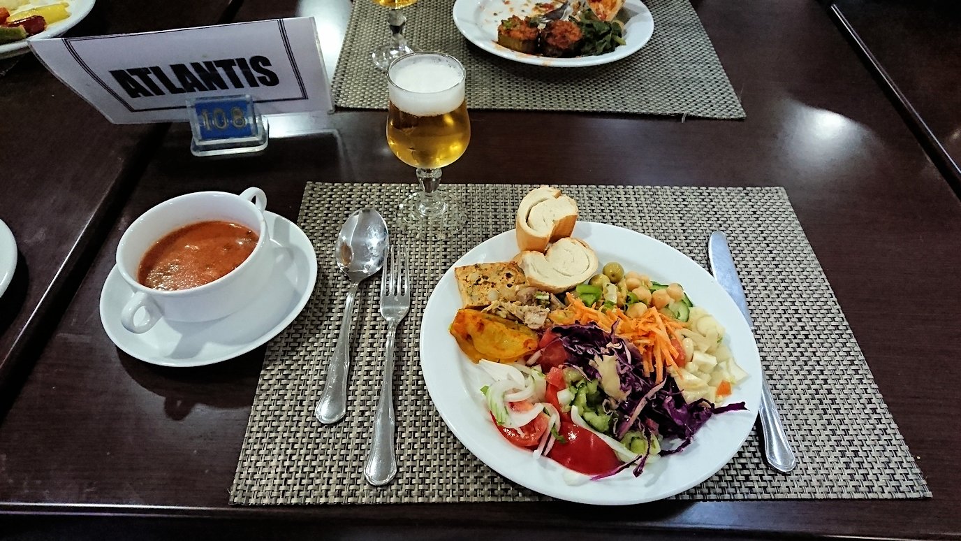 チュニジアのスースの街にある「マルハバ　ロイヤル　サレム」ホテル内のバイキング会場で楽しく食べる4