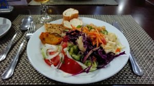 チュニジアのスースの街にある「マルハバ　ロイヤル　サレム」ホテル内のバイキング会場で楽しく食べる5