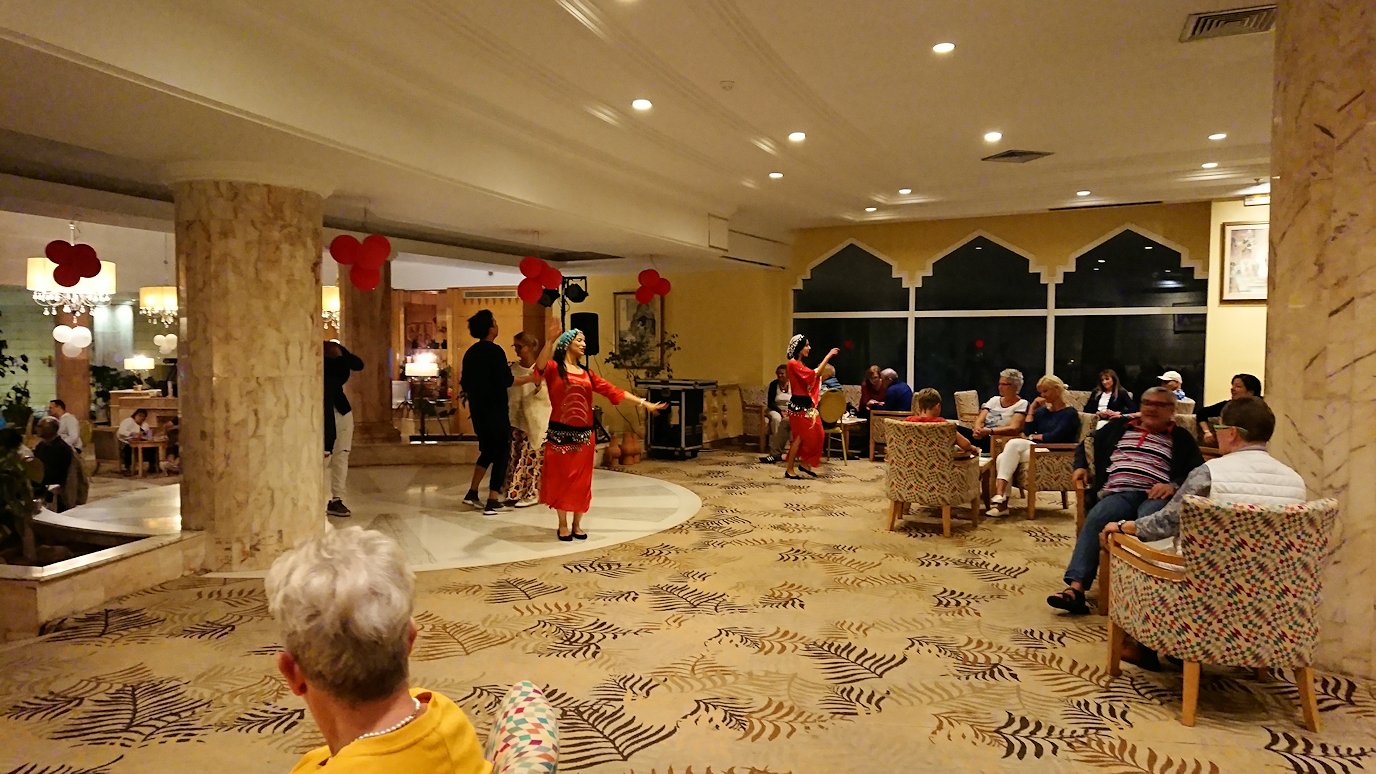 チュニジアのスースの街にある「マルハバ　ロイヤル　サレム」ホテル内でベリーダンスショーが始まる4