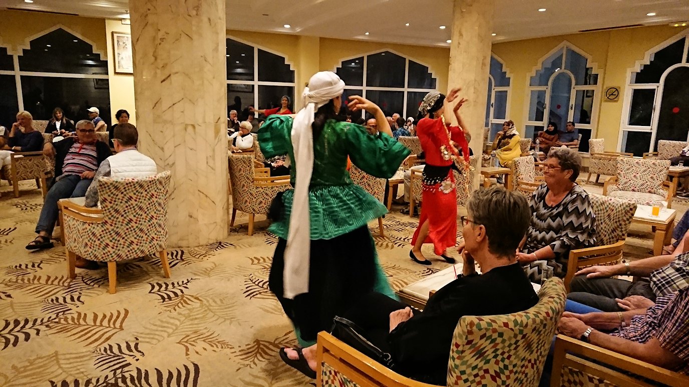 チュニジアのスースの街にある「マルハバ　ロイヤル　サレム」ホテル内でベリーダンスショーが始まる6