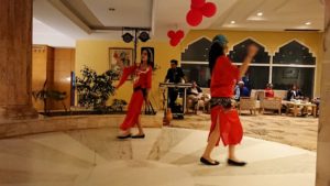 チュニジアのスースの街にある「マルハバ　ロイヤル　サレム」ホテル内でベリーダンスショーが始まる7