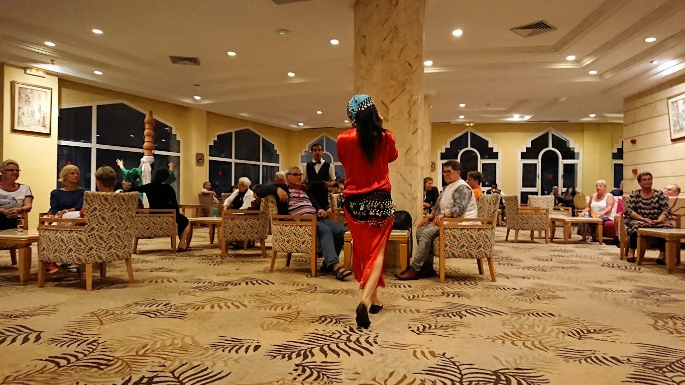 チュニジアのスースの街にある「マルハバ　ロイヤル　サレム」ホテル内でベリーダンスショーが始まる12