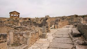 チュニジアのドゥッガ遺跡で住居跡を見学