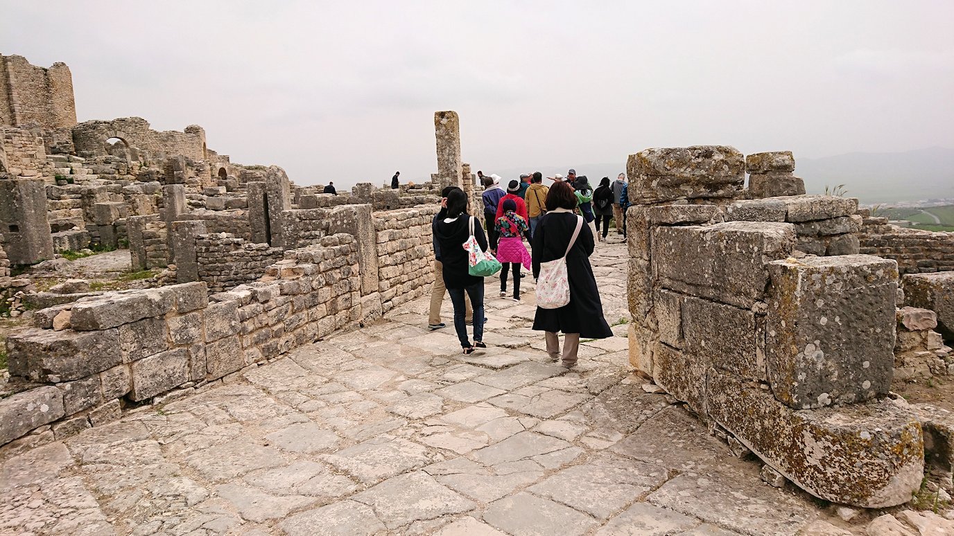 チュニジアのドゥッガ遺跡で住居跡を見学1