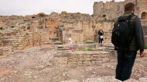 チュニジアのドゥッガ遺跡で住居跡を見学2