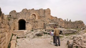 チュニジアのドゥッガ遺跡で住居跡を見学3