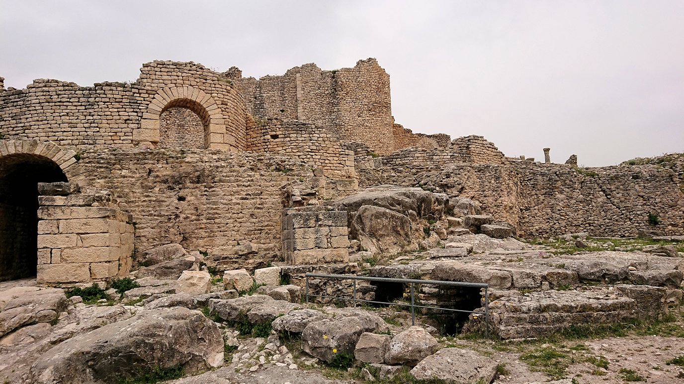 チュニジアのドゥッガ遺跡で住居跡を見学5