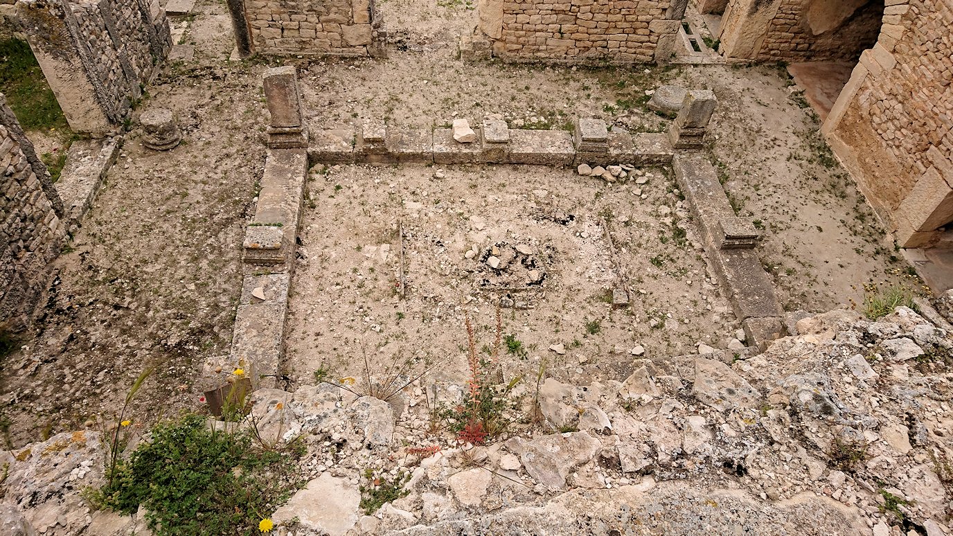 チュニジアのドゥッガ遺跡で住居跡を見学9