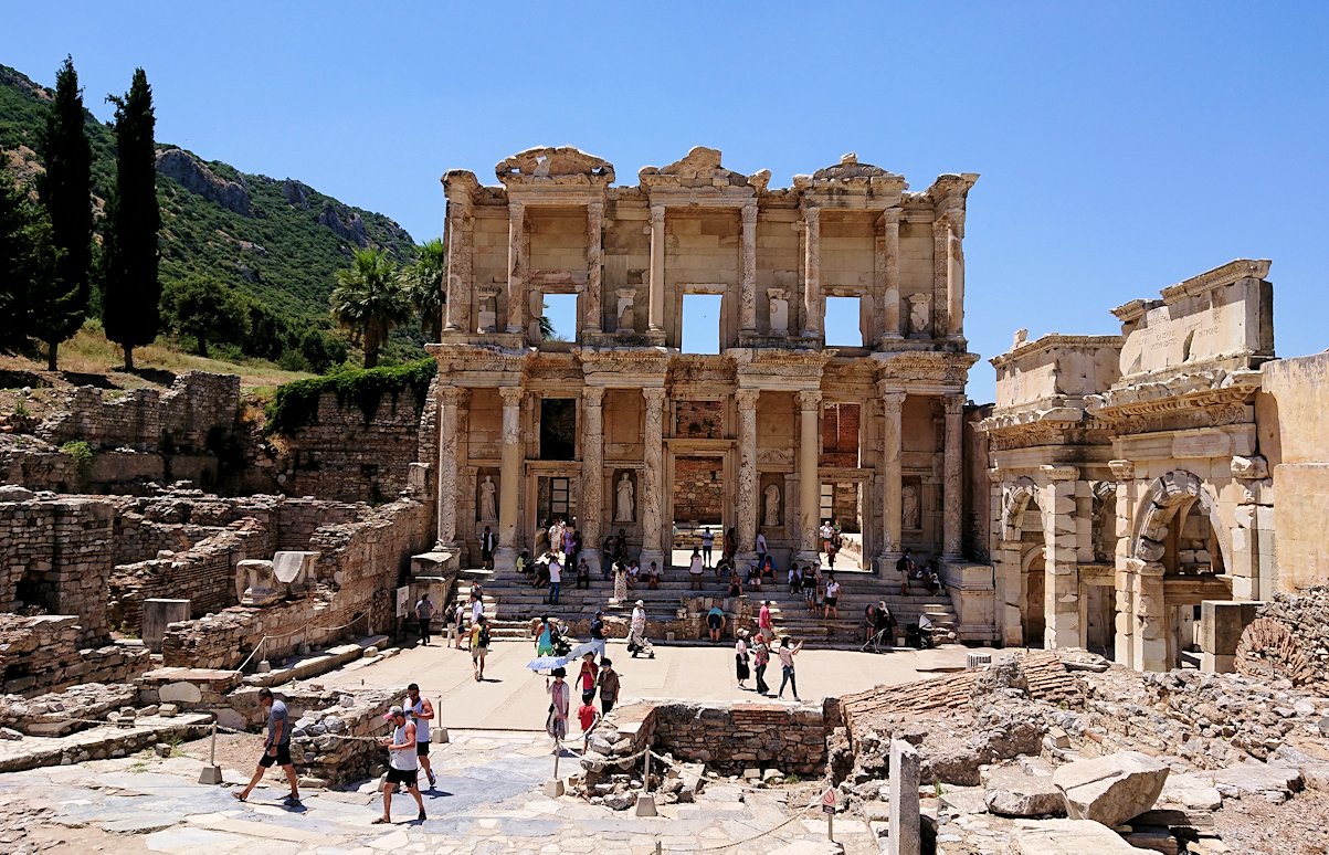 エフェス神殿で有名なケルスス図書館やスコラスティカの浴場を見学 トルコ旅行記26