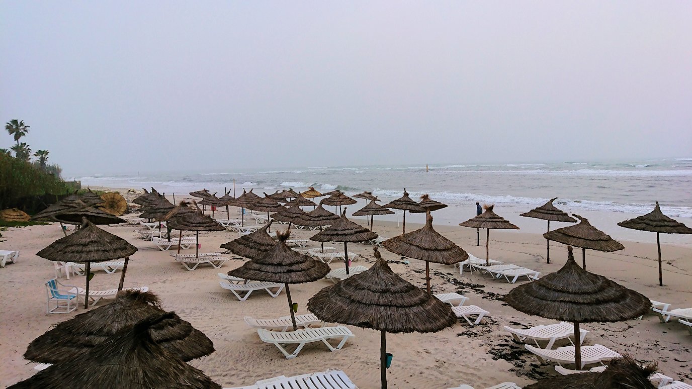 チュニジア：スースのホテルの砂浜で朝日を・・・7