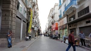 チュニジアのチュニスにあるエルムラディ・アフリカ・ホテルから歩いてスーパーマーケットに到着1