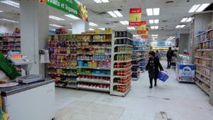 チュニジアのチュニスにあるエルムラディ・アフリカ・ホテルから歩いてスーパーマーケットに到着7