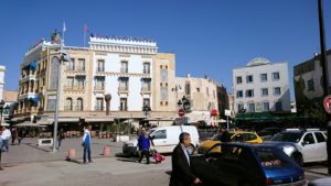 チュニジア：チュニスのメディナの入口にて