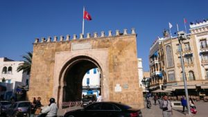チュニジア：チュニスのメディナの入口にて1
