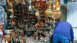 チュニジア：チュニスのメディナのメイン通りを進む