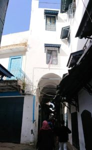 チュニジア：チュニスのメディナのメイン通りを進みながら写真を撮る