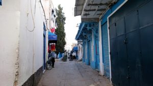 チュニジア：チュニスのメディナのメイン通りを進みながら写真を撮る1