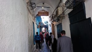 チュニジア：チュニスのメディナのメイン通りを進みながら写真を撮る2