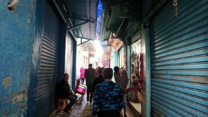 チュニジア：チュニスのメディナのメイン通りを進みながら写真を撮る4