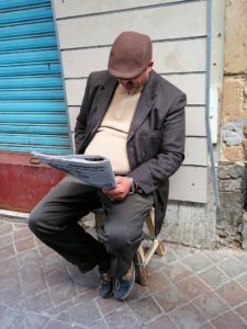 チュニジア：チュニスのメディナのメイン通りを進みながら写真を撮る6