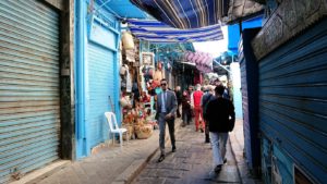チュニジア：チュニスのメディナのメイン通りを進みながら写真を撮る7