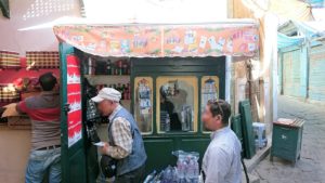 チュニジア：チュニスのメディナのメイン通りを進みながらグランドモスクに2