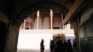チュニジア：チュニスのメディナのメイン通りを進みながらグランドモスクに3