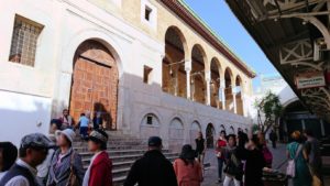 チュニジア：チュニスのメディナのメイン通りを進みながらグランドモスクに6
