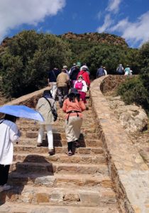 チュニジア：イシュケウル国立公園の階段を登って行きます4