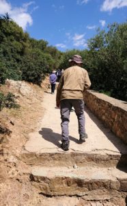 チュニジア：イシュケウル国立公園の階段を登って行きます9