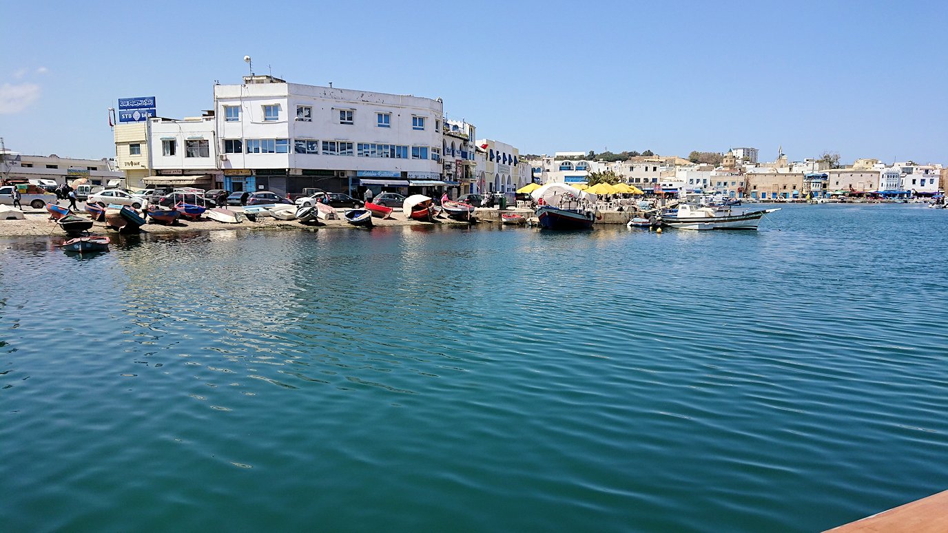 チュニジア：ビゼルトの街の船型レストランの様子