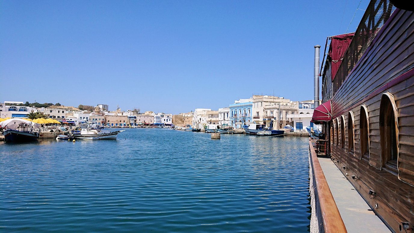 チュニジア：ビゼルトの街の船型レストランの様子1