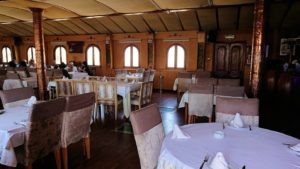 チュニジア：ビゼルトの街の船型レストランの様子2