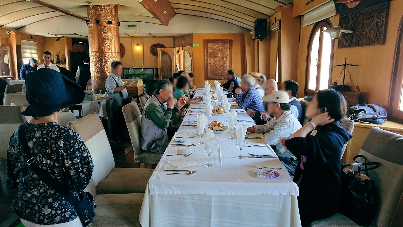 チュニジア：ビゼルトの街の船型レストランの様子3