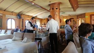チュニジア：ビゼルトの街の船型レストランの様子6