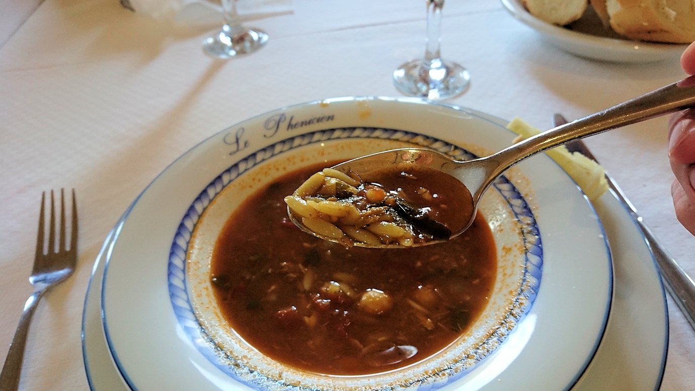 チュニジア：ビゼルトの街の船型レストランの様子8