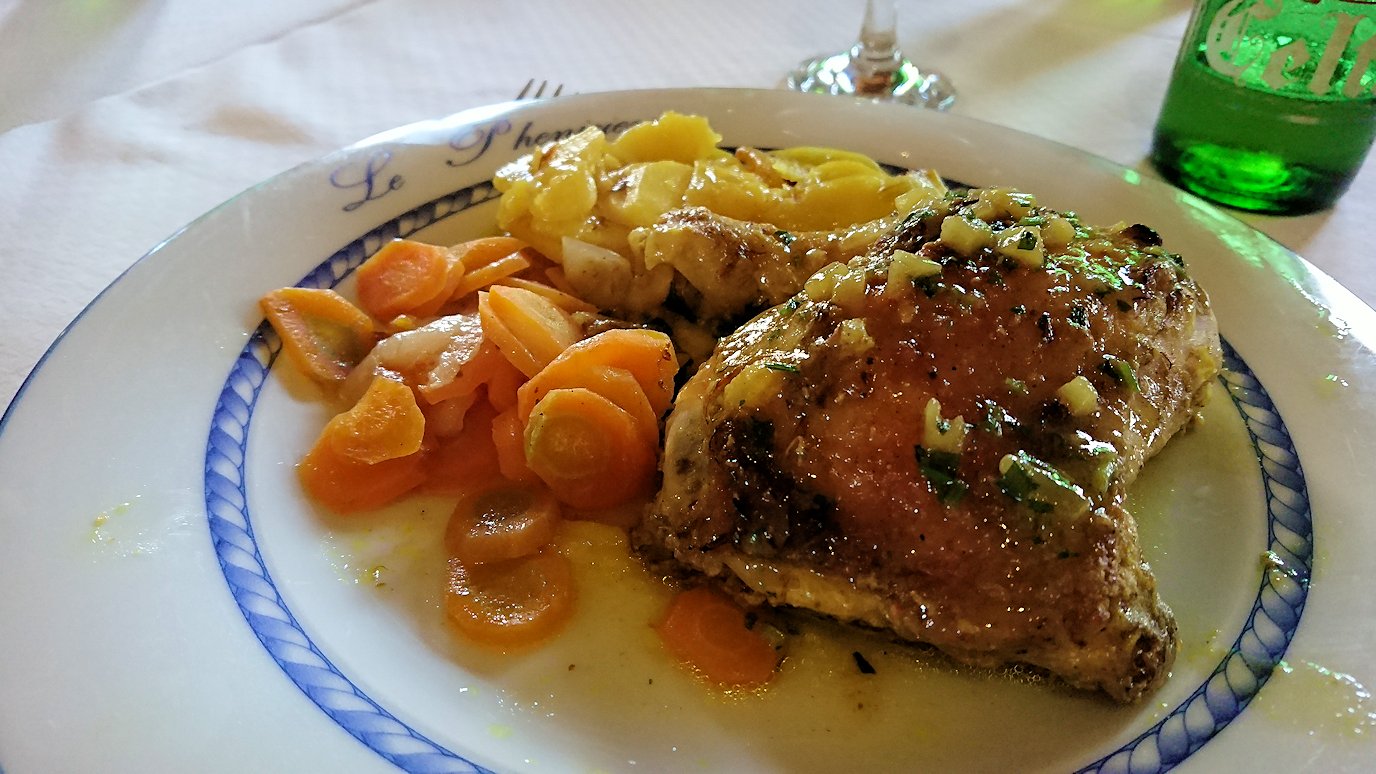 チュニジア：ビゼルトの街の船型レストランの食事は？6