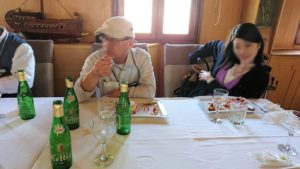 チュニジア：ビゼルトの街の船型レストランの食事を食べて記念撮影を1