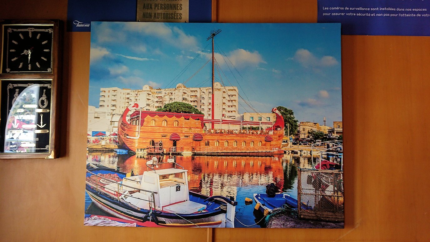 チュニジア：ビゼルトの街の船型レストランの食事を食べて記念撮影を2