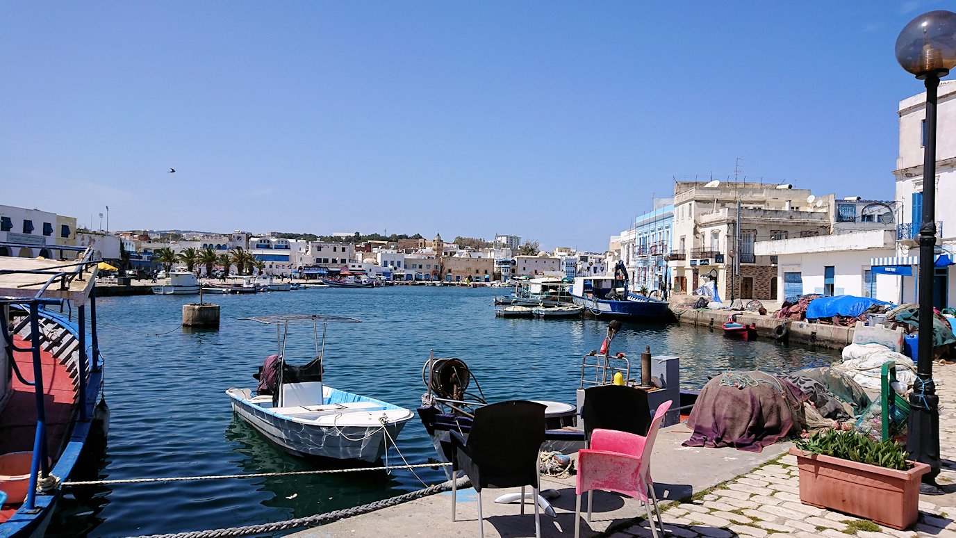 チュニジア：ビゼルトの街の船型レストランの食事を食べて記念撮影を5