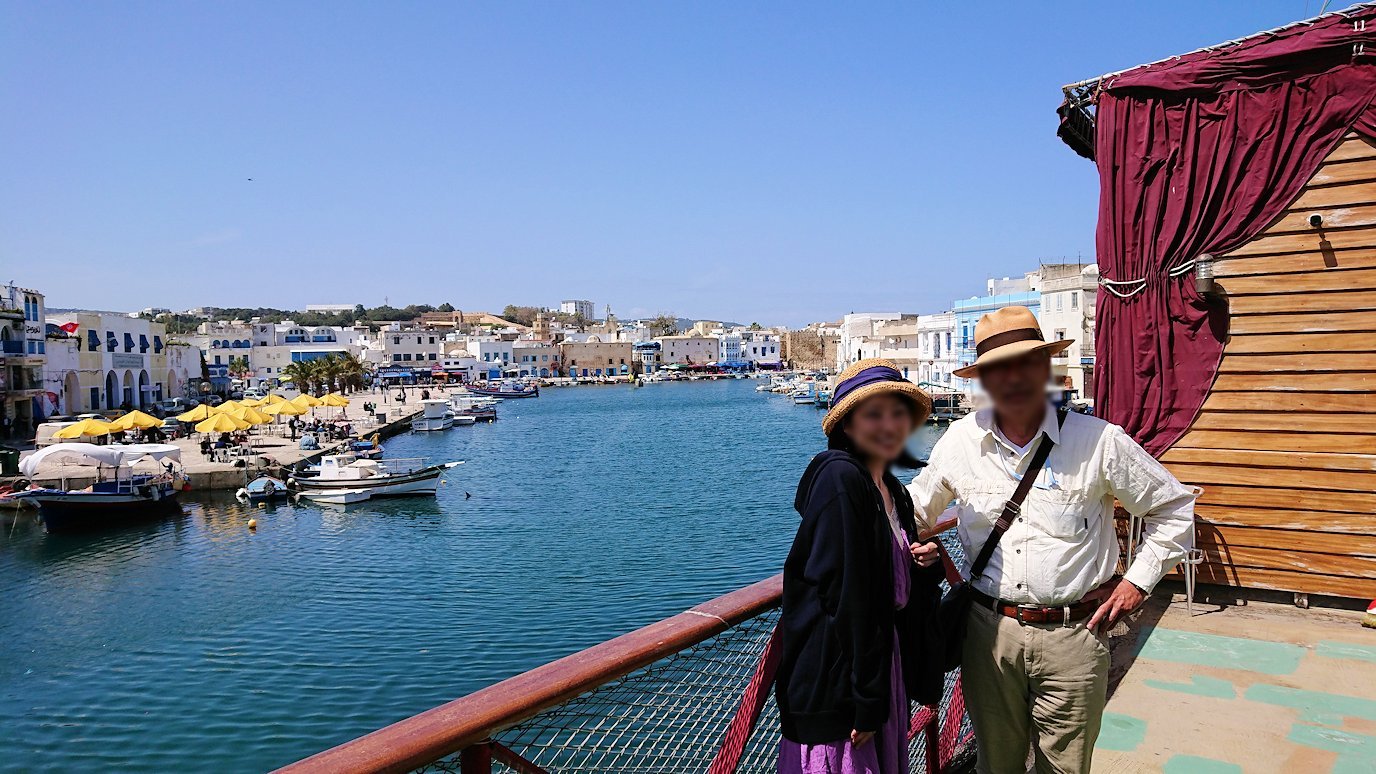 チュニジア：ビゼルトの街の船型レストランの食事を食べて記念撮影を6