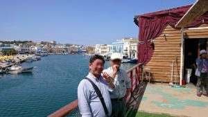 チュニジア：ビゼルトの街の船型レストランのデッキでまったりと1