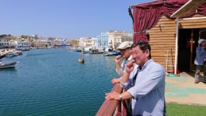チュニジア：ビゼルトの街の船型レストランのデッキでまったりと2
