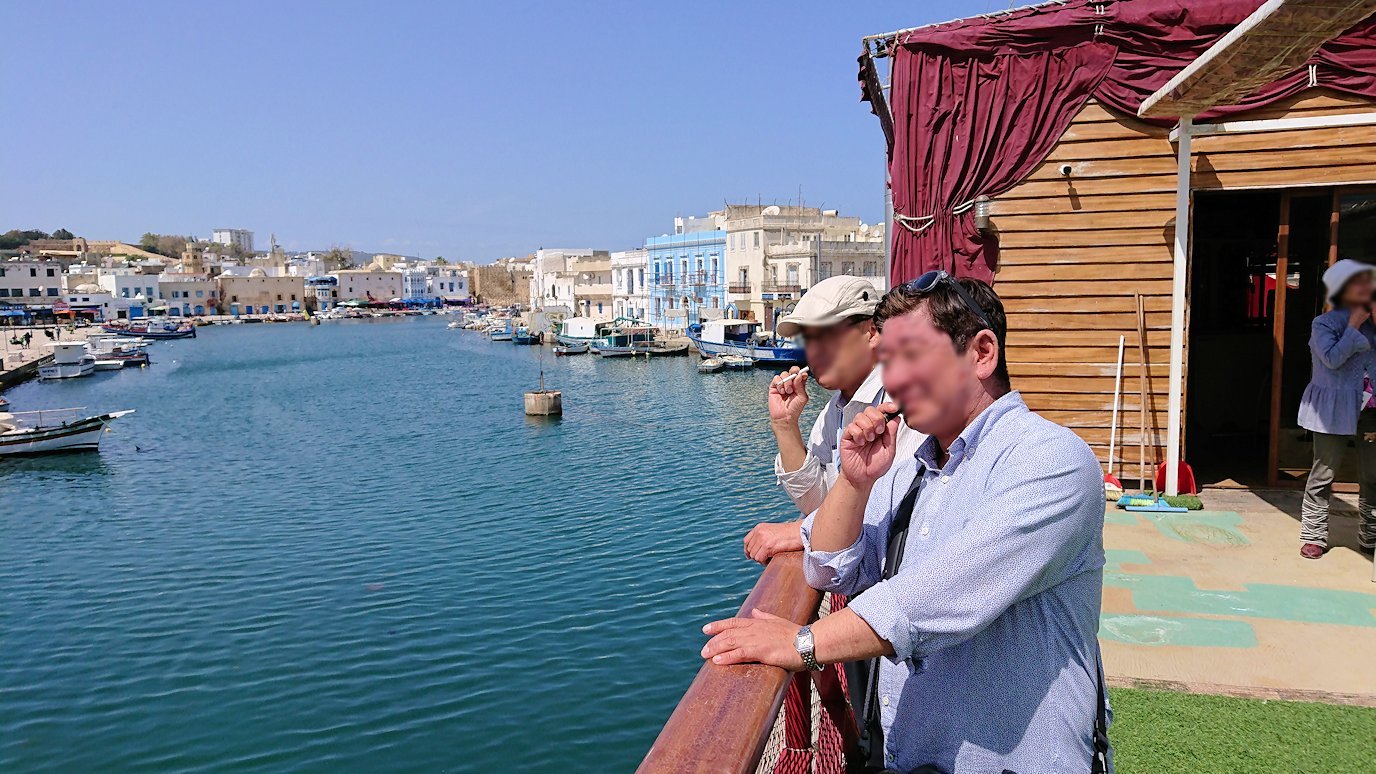 チュニジア：ビゼルトの街の船型レストランのデッキでまったりと2