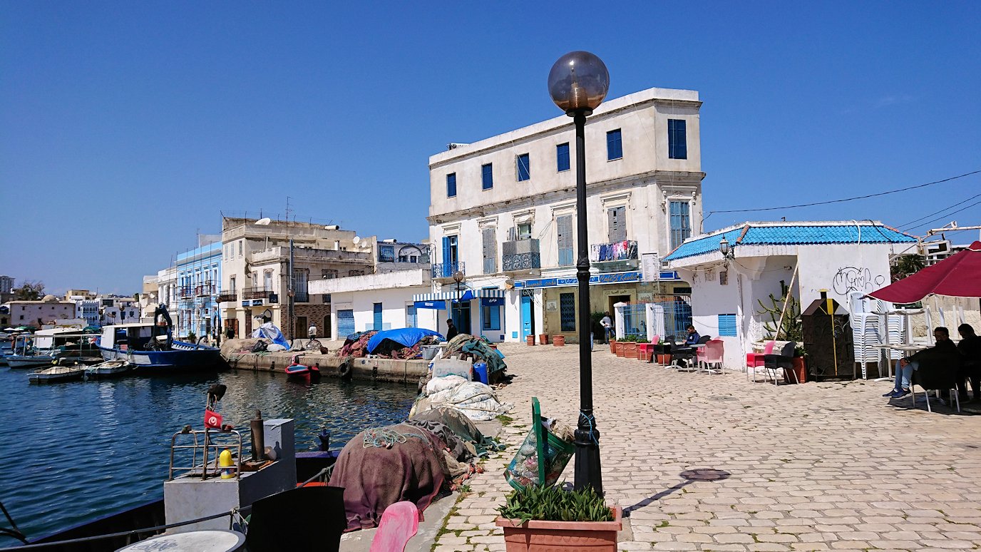 チュニジア：ビゼルトの街の船型レストランのデッキでまったりと4