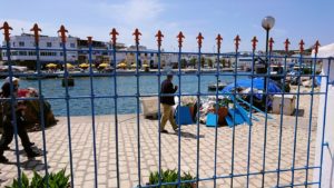 チュニジア：ビゼルトの街の船型レストランのデッキでまったりと5